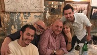 Bersama sang ibu dan ayahnya, Emilio rayakan keseruan hari ibu di dalam restorannya yang ikonik ditemani wine dan pasta. Foto: Instagram @emiliovitolo