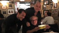  Rayakan ulang tahun aktor sekaligus komedian Danny DeVito, Emilio siapkan kue cokelat besar untuk rayakan ulang tahunnya di restoran. Foto: Instagram @emiliovitolo
