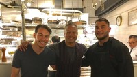 Kalau ini keseruan Emilio saat menyiapkan makanan untuk aktor Cuba Gooding. Keramahan Emilio membuat restorannya jadi tempat makan favorit para seleb Hollywood. Foto: Instagram @emiliovitolo