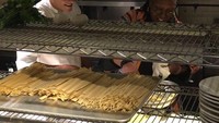  Begini keseruan Emilio saat masak pasta bareng aktris senior Whoopi Goldberg di dapur restoran Emilios Ballato. Foto: Instagram @emiliovitolo