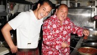  Lewat akun Instagramnya, chef ganteng berusia 33 tahun ini sering mengabadikan keseruannya saat masak di dapur. Seperti momen masak bersama sang ayah di dapu restoran mereka. Foto: Instagram @emiliovitolo