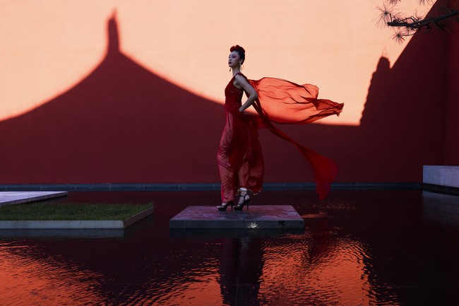 Beijing Fashion Week 2020 menampilkan model dalam balutan gaun berwarna merah. Beijing Fashion Week 2020 digelar pertengahan September 2020 ini di Longfu Culture Center, Beijing, China.  Foto: Getty Images/Lintao Zhang