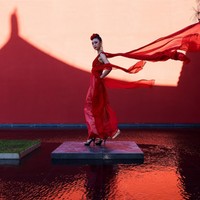 Beijing Fashion Week 2020 menampilkan model dalam balutan gaun berwarna merah. Beijing Fashion Week 2020 digelar pertengahan September 2020 ini di Longfu Culture Center, Beijing, China.  Foto: Getty Images/Lintao Zhang