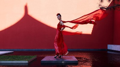 10 Foto Keindahan Gaun Merah di Beijing Fashion Week 2020
