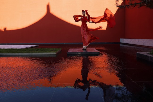 Beijing Fashion Week 2020 menampilkan model dalam balutan gaun berwarna merah. Beijing Fashion Week 2020 digelar pertengahan September 2020 ini di Longfu Culture Center, Beijing, China.  Foto: Getty Images/Lintao Zhang