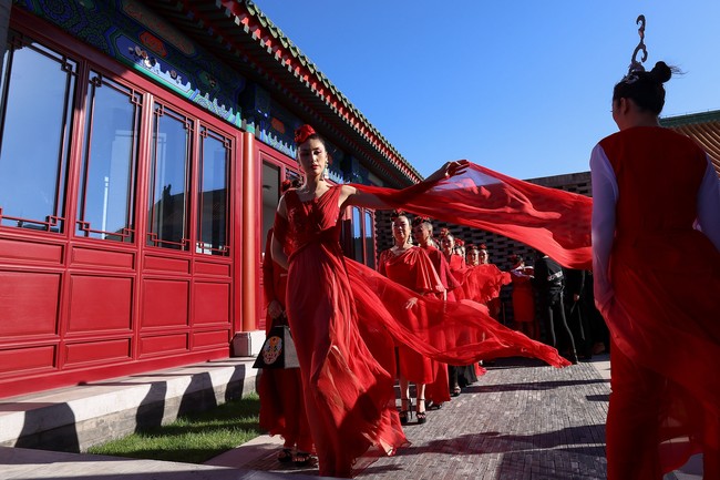 Beijing Fashion Week 2020 menampilkan model dalam balutan gaun berwarna merah. Beijing Fashion Week 2020 digelar pertengahan September 2020 ini di Longfu Culture Center, Beijing, China.  Foto: Getty Images/Lintao Zhang