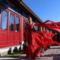 Beijing Fashion Week 2020 menampilkan model dalam balutan gaun berwarna merah. Beijing Fashion Week 2020 digelar pertengahan September 2020 ini di Longfu Culture Center, Beijing, China.  Foto: Getty Images/Lintao Zhang