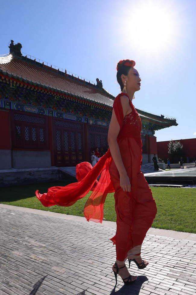 Beijing Fashion Week 2020 menampilkan model dalam balutan gaun berwarna merah. Beijing Fashion Week 2020 digelar pertengahan September 2020 ini di Longfu Culture Center, Beijing, China.  Foto: Getty Images/Lintao Zhang