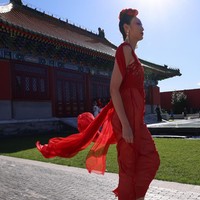 Beijing Fashion Week 2020 menampilkan model dalam balutan gaun berwarna merah. Beijing Fashion Week 2020 digelar pertengahan September 2020 ini di Longfu Culture Center, Beijing, China.  Foto: Getty Images/Lintao Zhang