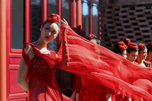 Beijing Fashion Week 2020 menampilkan model dalam balutan gaun berwarna merah. Beijing Fashion Week 2020 digelar pertengahan September 2020 ini di Longfu Culture Center, Beijing, China.  Foto: Getty Images/Lintao Zhang