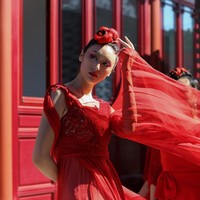 Beijing Fashion Week 2020 menampilkan model dalam balutan gaun berwarna merah. Beijing Fashion Week 2020 digelar pertengahan September 2020 ini di Longfu Culture Center, Beijing, China.  Foto: Getty Images/Lintao Zhang