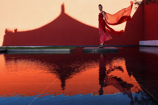 Beijing Fashion Week 2020 menampilkan model dalam balutan gaun berwarna merah. Beijing Fashion Week 2020 digelar pertengahan September 2020 ini di Longfu Culture Center, Beijing, China.  Foto: Getty Images/Lintao Zhang