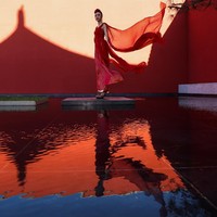 Beijing Fashion Week 2020 menampilkan model dalam balutan gaun berwarna merah. Beijing Fashion Week 2020 digelar pertengahan September 2020 ini di Longfu Culture Center, Beijing, China.  Foto: Getty Images/Lintao Zhang