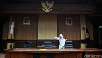 Kursi dan bangku pimpinan rapat juga disemprot disinfektan.