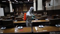 Penyemprotan disinfektan dilakukan oleh petugas BPBD Provinsi Daerah Istimewa Yogyakarta (DIY).
