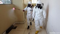 Lorong di kawasan gedung tak luput dari penyemprotan disinfektan.