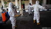 Petugas yang melakukan penyemrotan juga harus steril. Mereka harus memakai APD lengkap dan harus disemprot disinfektan.