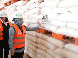Pupuk Langka di Sejumlah Daerah, Khofifah Terjun Langsung Cek Stok