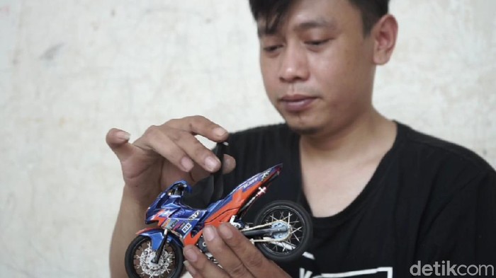 Herman pria asal Subang ubah paralon jadi miniatur motor.