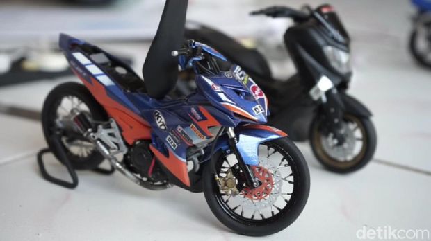 Herman pria asal Subang ubah paralon jadi miniatur motor.