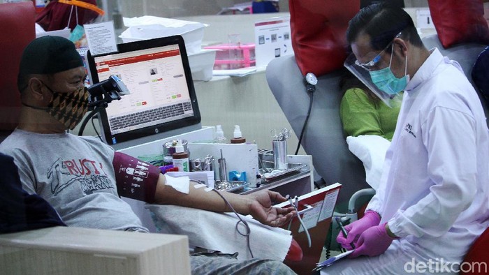 Dalam rangka HUT ke-75 Palang Merah Indonesia (PMI), warga Kota Bandung, Jawa Barat, antusias mengikuti donor darah. Donor darah itu, dilakukan di Kantor PMI Kota Bandung, Jalan Aceh, Bandung, Kamis (17/9/2020).