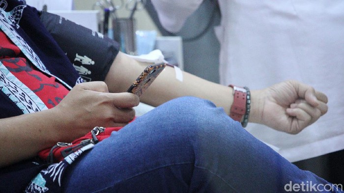 Dalam rangka HUT ke-75 Palang Merah Indonesia (PMI), warga Kota Bandung, Jawa Barat, antusias mengikuti donor darah. Donor darah itu, dilakukan di Kantor PMI Kota Bandung, Jalan Aceh, Bandung, Kamis (17/9/2020).