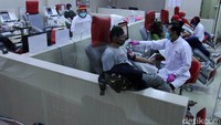 Warga mendonorkan darahnya di Kantor PMI Kota Bandung, Jalan Aceh.
