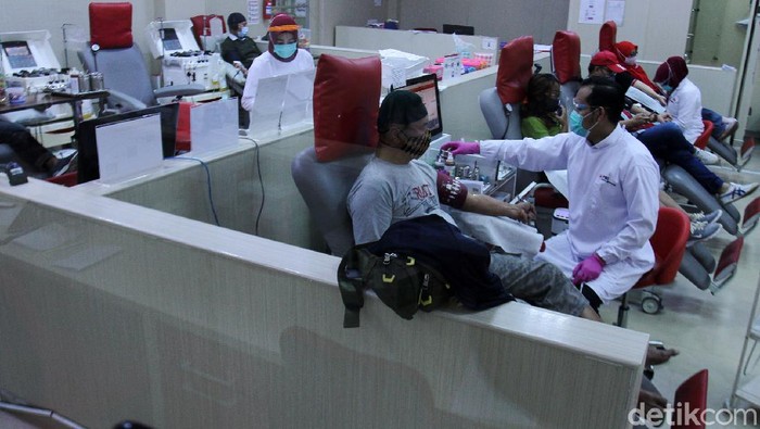HUT ke-75 PMI, Warga Bandung Antusias Donorkan Darah Dalam rangka HUT ke-75 Palang Merah Indonesia (PMI), warga Kota Bandung, Jawa Barat, antusias mengikuti donor darah. Donor darah itu, dilakukan di Kantor PMI Kota Bandung, Jalan Aceh, Bandung, Kamis (17/9/2020).