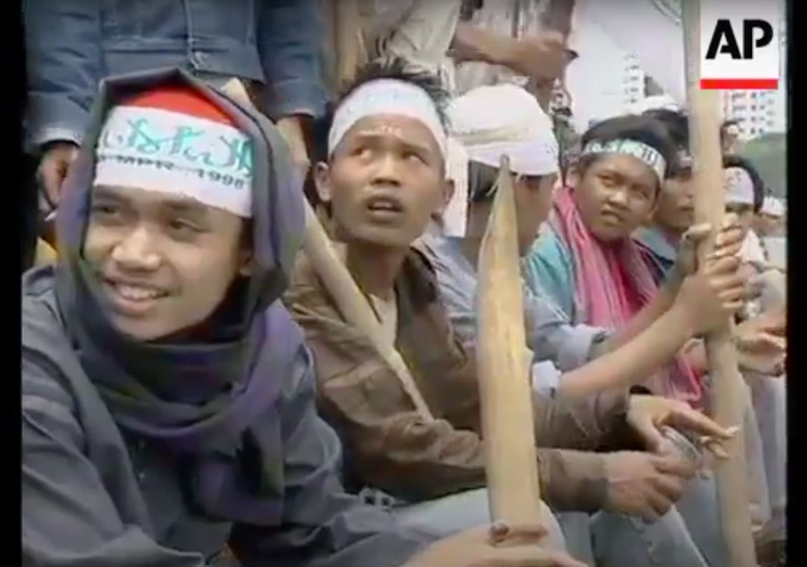 Ilustrasi PAM Swakarsa tahun 1998. (Associated Press)