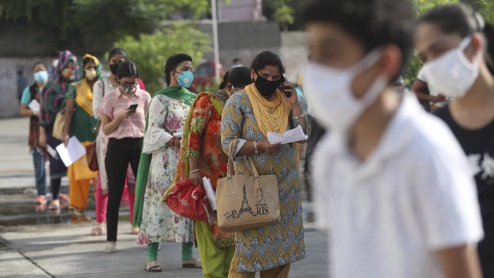 India Catat 97.894 Kasus Corona dalam 24 Jam Terakhir India melaporkan rekor lonjakan kasus infeksi virus Corona harian sebanyak 97.894 kasus dalam 24 jam terakhir.