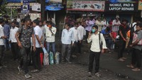 Beberapa ahli telah memperingatkan bahwa jumlah total kasus bisa jauh lebih tinggi di negara yang luas itu, yang telah melonggarkan salah satu lockdown paling ketat di dunia untuk membantu ekonominya yang terguncang.
