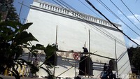 Bangunan Panggung Krapyak berbentuk persegi empat seluas 17,6 m x 15 m, dengan ketinggian sekitar 10m. Bangunan ini tampak kokoh dengan dinding dari bata merah berlapis semen tebal. Setiap sisi terdapat sebuah pintu yang diapit dua buah jendela.