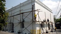 Panggung Krapyak termasuk bangunan yang terletak di poros imajiner kota Yogyakarta. Poros Panggung Krapyak hingga Kraton dari arah selatan ke utara menggambarkan perjalanan manusia dari lahir hingga dewasa. Wilayah sekitar panggung melambangkan kehidupan manusia saat masih dalam kandungan. Hingga kini masih terdapat kampung Mijen di sebelah utara Panggung Krapyak sebagai lambang benih manusia.