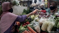 Selain itu, Gubernur DKI Jakarta Anies Baswedan pun mengatakan bahwa pasar dan pusat perbelanjaan dapat beroperasi dengan menetapkan batasan kapasitas paling banyak 50 persen pengunjung.