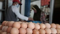 Sementara untuk komoditas yang tidak dapat distok lama seperti telur, bawang merah, cabai berdasarkan pantauan dan monev dengan para pelaku usaha hingga Desember 2020 masih terpenuhi untuk kebutuhan Jakarta.