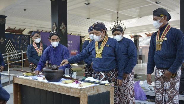 Jamasan  Pusaka Kyai Turun Sih milik Kraton Yogyakarta