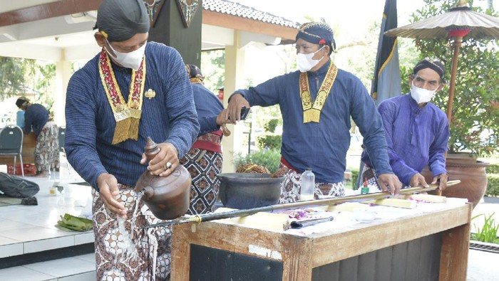Jamasan  Pusaka Kyai Turun Sih milik Kraton Yogyakarta