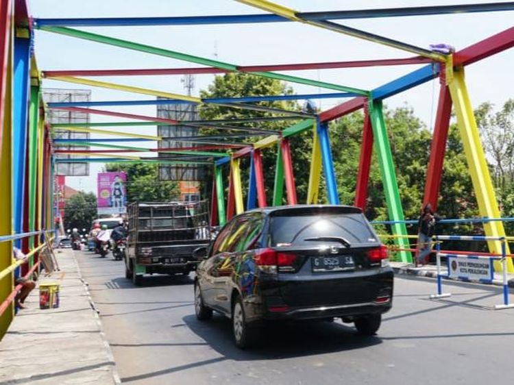 Foto: Jembatan Berwarna Gonjreng dari Pekalongan