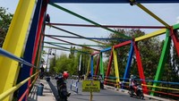 Berbagai warna nampak terlihat indah dan cantik pada jembatan yang melintas di atas Kali Loji, Pekalongan. Jembatan ini jadi satu dari tiga jembatan yang rencananya mau diberi warna yang serupa. 