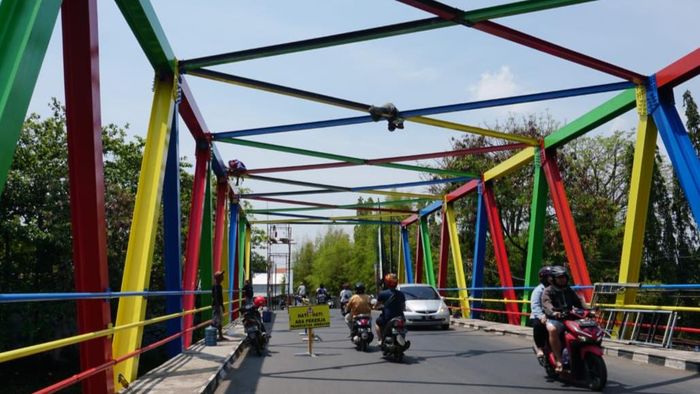 Foto Jembatan Berwarna Gonjreng dari Pekalongan