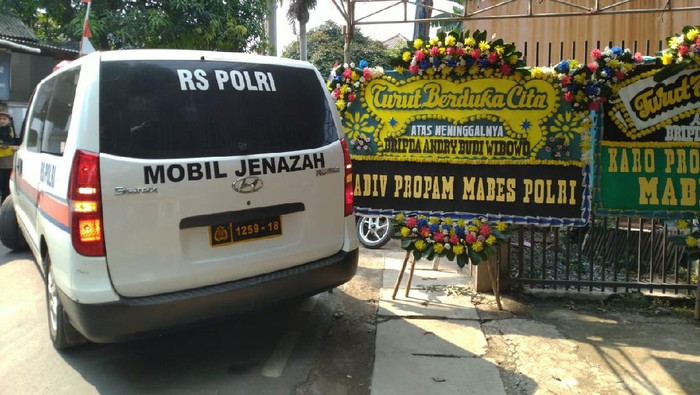 Jenazah Briptu Andry Budi Wibowo tiba di rumah duka