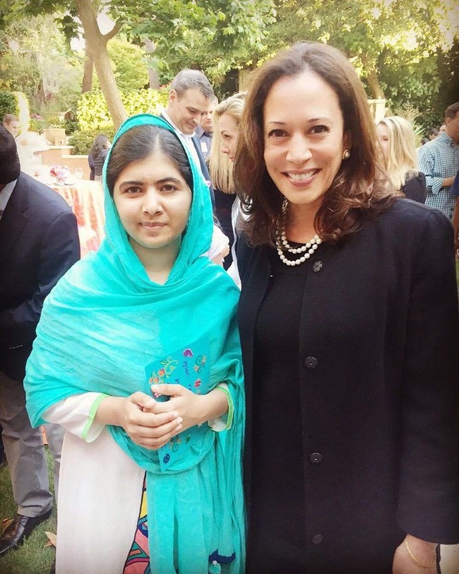 Penampilan Kamala Harris dengan aktivis Malala. Dia konsisten dengan kalung mutiaranya.  Foto: dok. Instagram
