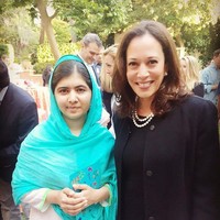 Penampilan Kamala Harris dengan aktivis Malala. Dia konsisten dengan kalung mutiaranya.  Foto: dok. Instagram