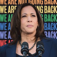 Tidak hanya kalung mutiara berwarna putih, Kamala pun punya koleksi kalung mutiara hitam.  Foto: dok. Instagram