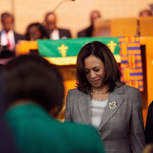 Kecintaan Kamala dengan kalung mutiara sudah sejak lama. Bisa dibilang selama 35 tahun terakhir ini, cawapres kulit hitam pertama dalam sejarah itu telah menggunakan kalung mutiara.  Foto: dok. Instagram