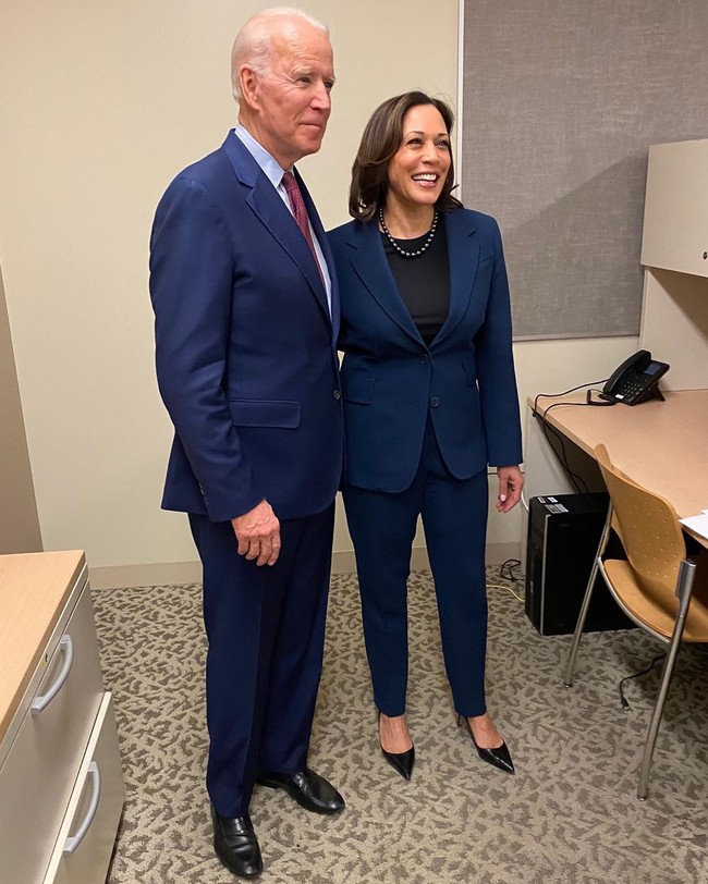 Calon wakil presiden AS dari Partai Demokrat Kamala Harris punya ciri khas penampilan. Cawapres yang akan menemani Joe Biden di pemilihan presiden Amerika Serikat 2020 itu konsisten menggunakan kalung mutiara.  Foto: dok. Instagram