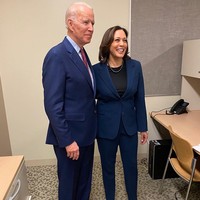 Calon wakil presiden AS dari Partai Demokrat Kamala Harris punya ciri khas penampilan. Cawapres yang akan menemani Joe Biden di pemilihan presiden Amerika Serikat 2020 itu konsisten menggunakan kalung mutiara.  Foto: dok. Instagram