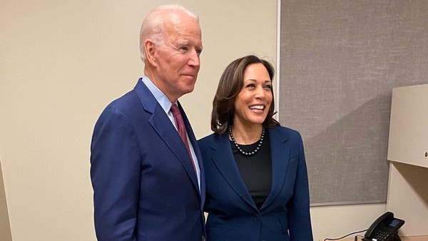 Foto: Gaya Cawapres AS Kamala Harris yang Berkalung Mutiara Selama 35 Tahun