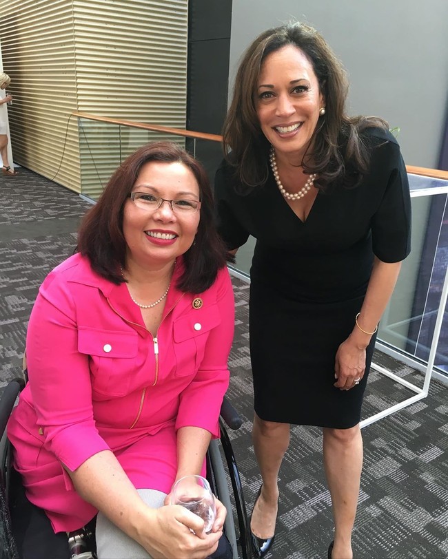 Kamala memiliki beragam koleksi kalung mutiara. Salah satu kalung mutiara favoritnya adalah yang berwarna putih. Dia kerap menggunakannya dengan cara dililitkan dua kali di lehernya sehingga menjadi dua tumpukan kalung.  Foto: dok. Instagram