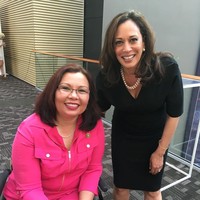 Kamala memiliki beragam koleksi kalung mutiara. Salah satu kalung mutiara favoritnya adalah yang berwarna putih. Dia kerap menggunakannya dengan cara dililitkan dua kali di lehernya sehingga menjadi dua tumpukan kalung.  Foto: dok. Instagram